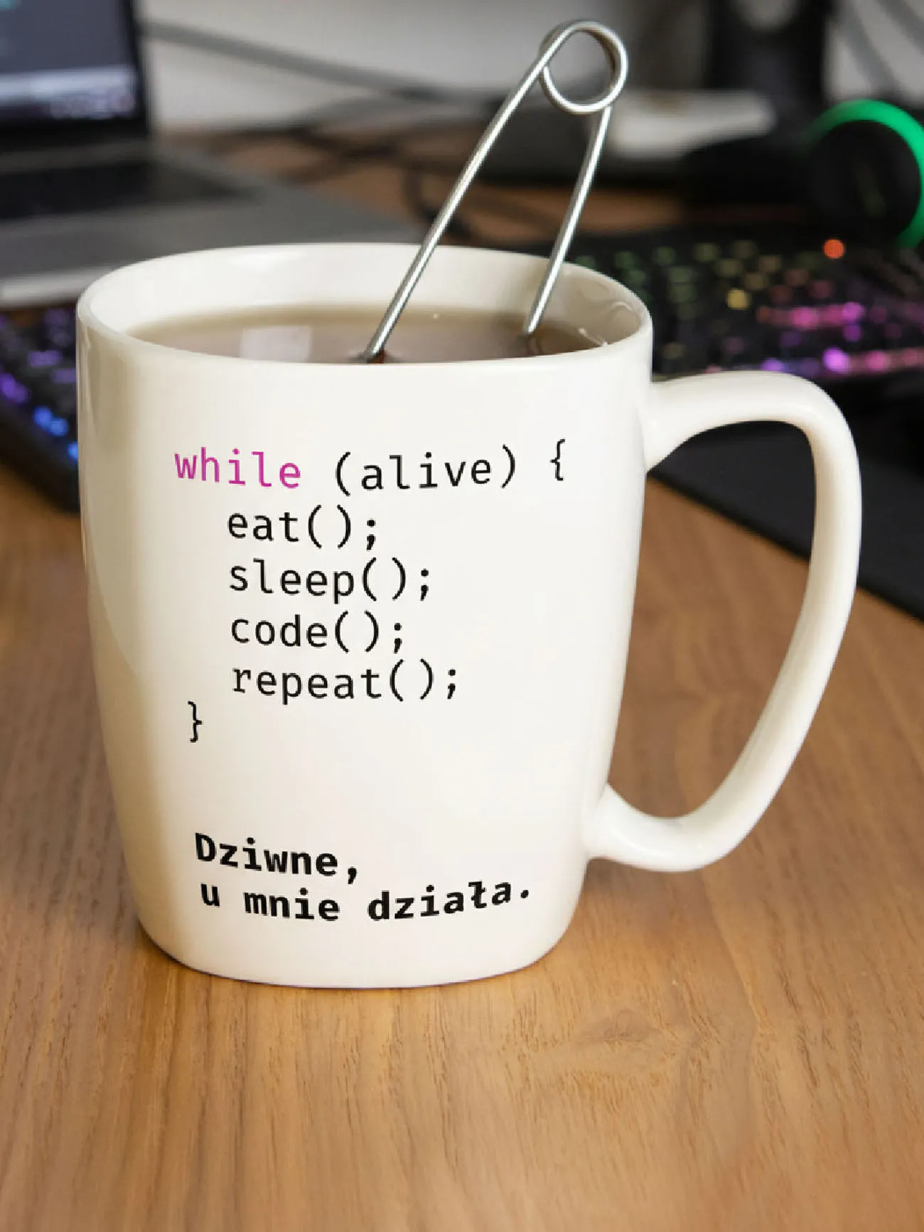 DZIWNE, U MNIE DZIAŁA / kubek biały / prezent dla programisty